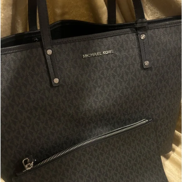 Michael Kors Jet Set LG Drawstring Tote - Picture 1 of 4